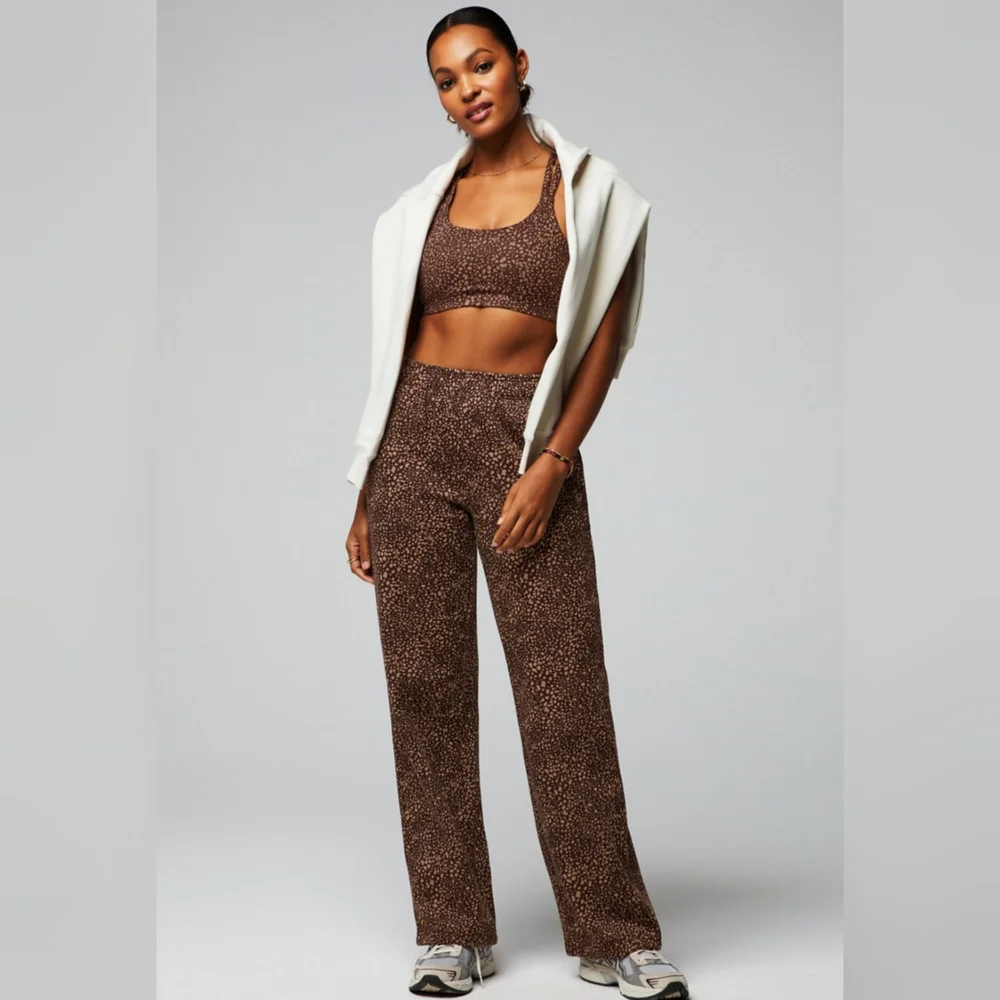 Fabletics Cozy Fleece Wide Leg Sweatpant - Medium - NWT - Picture 3 of 7